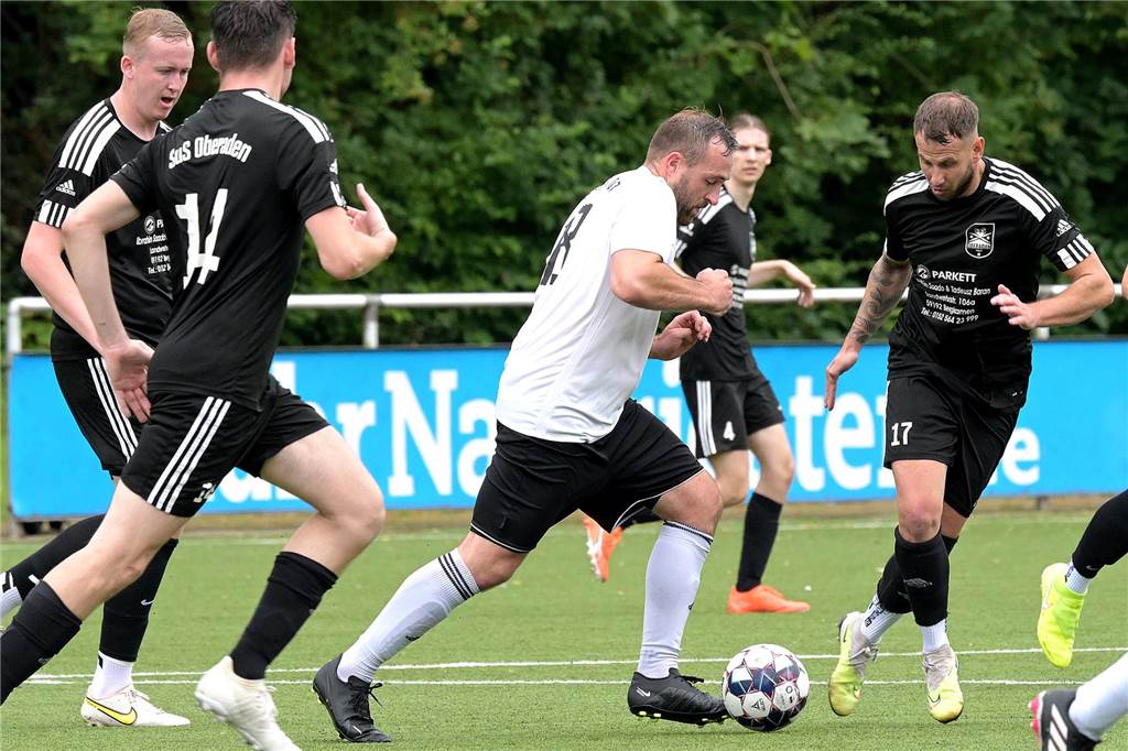 SV Preußen befindet sich in der Krise Stephan Voigt (am Ball) will vorangehen, um mit dem SV Preußen Lünen den Weg aus der Misere zu schaffen.