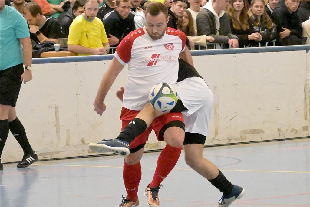 Transferbörse im Winter 2023/24 Stephan Voigt im Zweikampf.