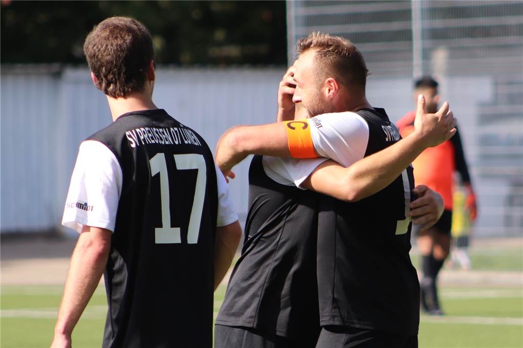 Preußen-Doppelpacker mahnt trotz guter Tabellensituation: „Leistung war nicht so berauschend“ Stephan Voigt (r.) mahnt trotz der guten Serie zur Vorsicht.