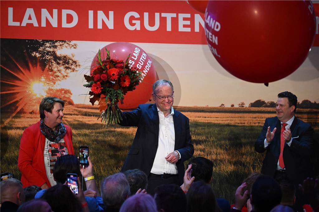 Wahl in Niedersachsen: Schlappe für die FDP - Ampel-Frieden in Gefahr? Stephan Weil (SPD), Ministerpräsident von Niedersachsen, jubelt auf der SPD-Wahlparty auf der Bühne.