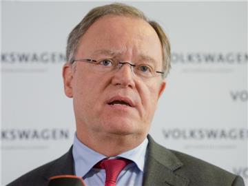 Stephan Weil während einer Pressekonferenz auf dem Gelände des VW-Werks in Wolfsburg. Foto: Julian Stratenschulte/Archiv