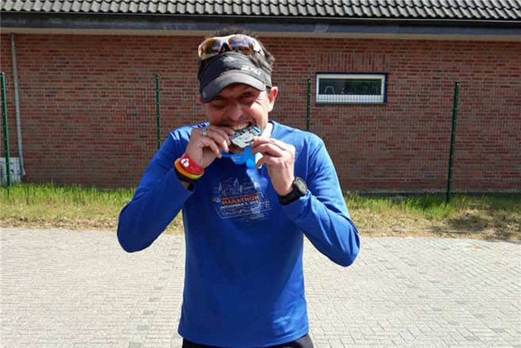 Südlohner und ein Stadtlohner liefen Hannover Marathon im Münsterland Stephan Weise prüft das Material seiner Finishermedaille.