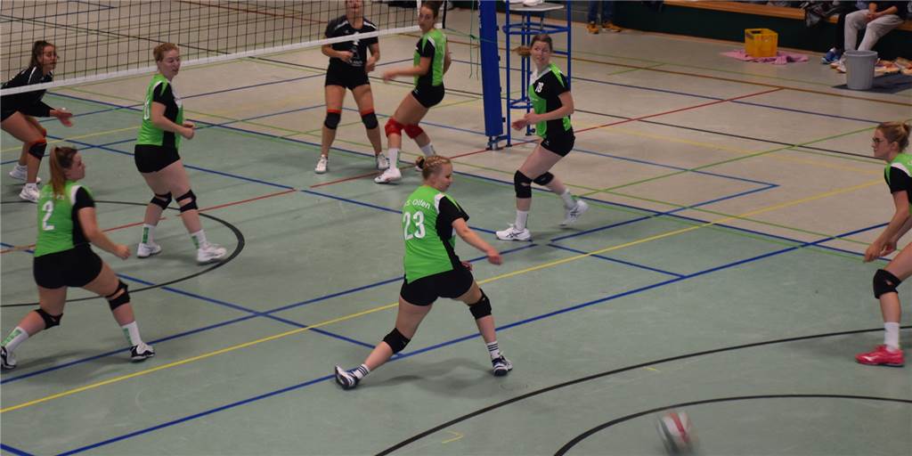 SuS Olfen gibt Zwei-Satz-Führung noch aus der Hand: „Für mich persönlich ein bisschen peinlich“ Stephanie Blasey (23) muss in dieser Szene den Ball passieren lassen. Auch insgesamt hatten die Volleyball-Damen des SuS Olfen gegen den TV Dülmen das Nachsehen.