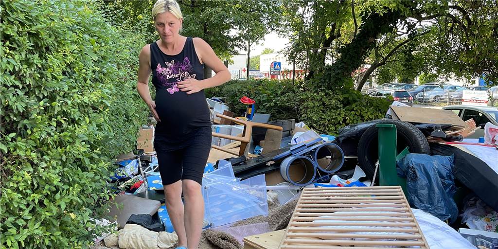 Hochschwangere Stephanie Butt muss in Scharnhorst über Sperrmüllberge kraxeln Stephanie Butt bekommt in wenigen Tagen ihr Kind. Um ihren Müll zu entsorgen, muss sie über wacklige Matratzen und anderen Unrat vor ihrem Haus steigen.