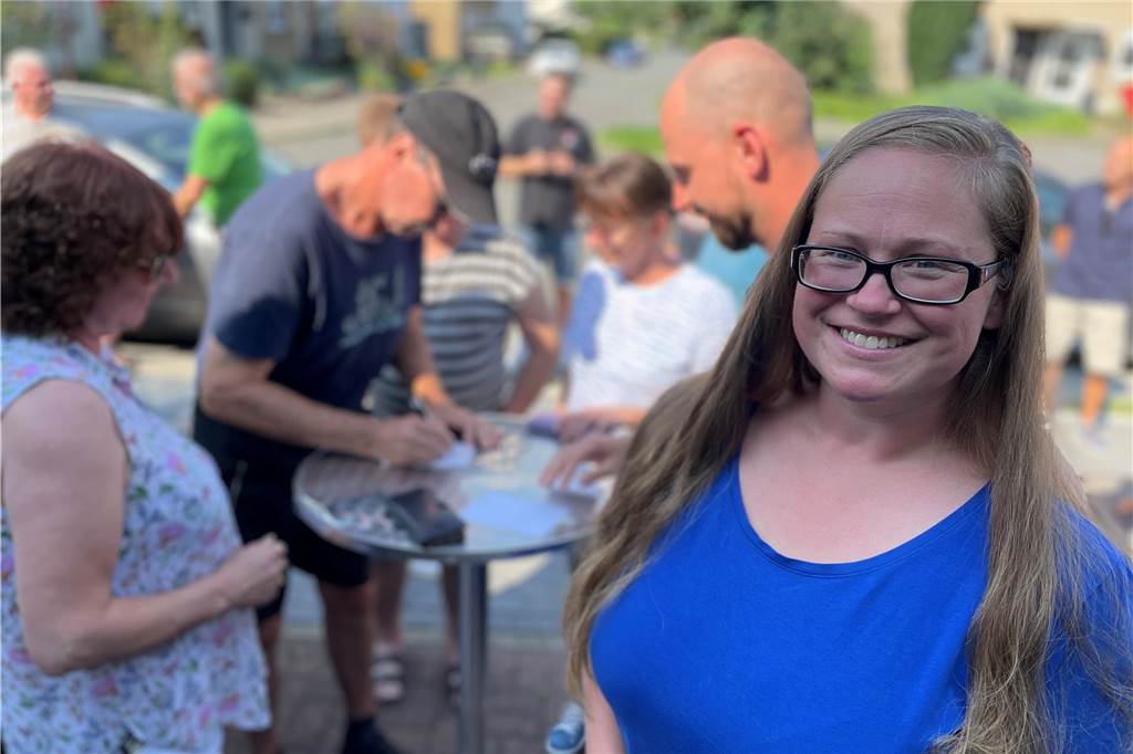 Klaus-Dieter Tesch: „Die schöne blaue Emscher bezahlen jetzt einige sehr teuer“ Stephanie Jug (38) wohnt seit Ende 2020 in den Aapwiesen. Ihr Keller in dem kleinen Reihenhaus dient auch als Wohnraum. Sie richtete sich dort mit ihrem Lebensgefährten ein Badezimmer ein. Es stand mehrfach unter Wasser. Darum schrieben sie einen gepfefferten Brief und waren Teil der Diskussion in der Europahalle am Donnerstag (19.10.2023).