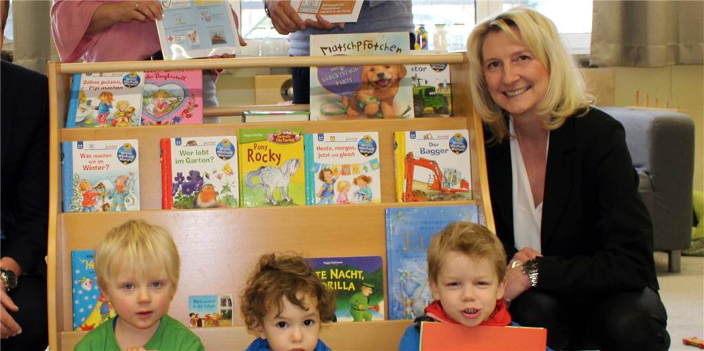 „Beruf ist nicht lukrativ“: Kitas in Werne beklagen akuten Fachkräftemangel Stephanie Kißmann mit Kindern vor einem Regal mit Büchern