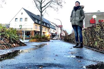 Stephanie Kucharzewski ist 47 Jahre alt, kommt aus Westerfilde und lebt auch wieder hier. Aus ihrer Wohnung blickt sie auf Felder. Für das Zentrum des Stadtteils wünscht sie sich mehr Geschäfte.