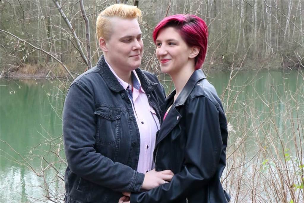90. Geburtstag allein: Enkel überraschen Oma mit Geburtstagsständchen Stephanie (l.) und Sarah wollten sich eigentlich am 30. Mai das Ja-Wort geben. Wegen des Coronavirus wird daraus im Mai allerdings nichts.