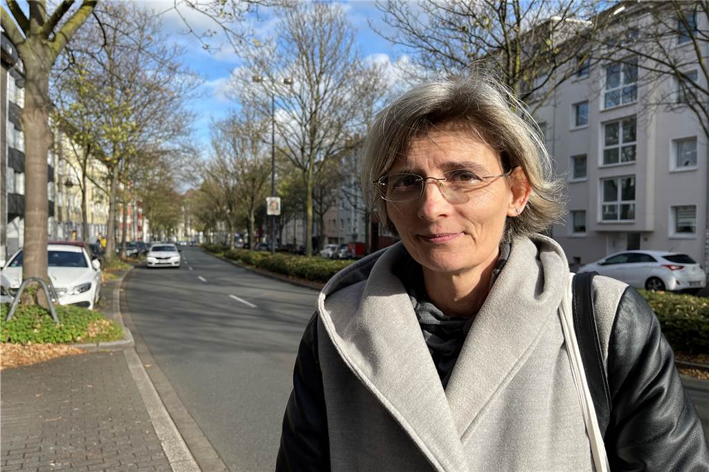 „Wer an der Ruhrallee wohnt, muss schmerzfrei sein“ Stephanie Potthoff lebt seit 20 Jahren an der Ruhralle. Durch die Veränderung von Tempo 50 auf Tempo 30 sei aber keine Veränderung beim Lärmpegel spürbar gewesen, sagt sie. Flüsterasphalt habe hingegen geholfen.