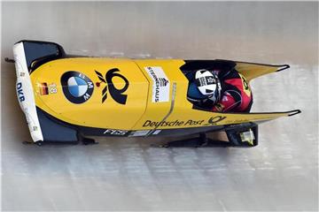 Stephanie Schneider und Lisa Marie Buckwitz (hinten) fuhren in Winterberg ihren ersten Bob-Weltcupsieg ein. Foto: Caroline Seidel