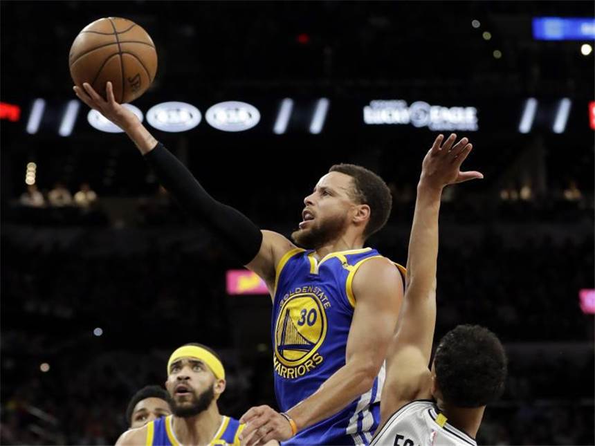 4:0-Serie gegen die Spurs - Warriors im Finale der NBA-Playoffs Stephen Curry führte sein Team mit 36 Punkten mal wieder zum Sieg. Foto: Eric Gay