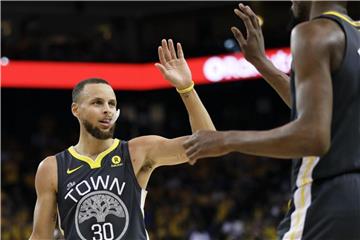 Stephen Curry (l.) führte die Golden State Warriors gegen Cleveland mit 33 Punkten zum Sieg. Foto: Marcio Jose Sanchez