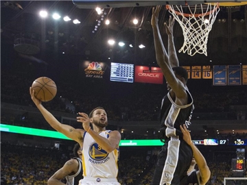 Stephen Curry (l.) führte die Golden State Warriors zum Sieg. 