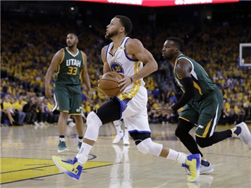 Stephen Curry (M.) führte die Golden State Warriors zum Sieg. Foto: Marcio Jose Sanchez
