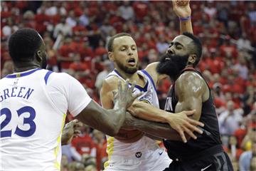Stephen Curry (M) von Golden State foult Houstons James Harden. Foto: David J. Phillip/AP