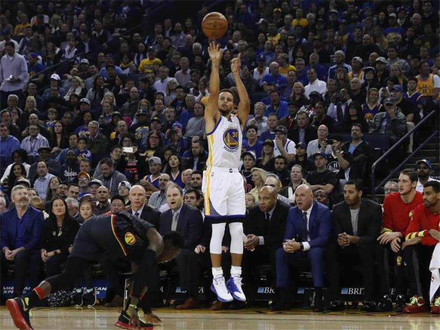 NBA-Star Curry wirft neuen Dreier-Rekord Stephen Curry (r.) traf bereits zum fünften Mal hintereinander 200 Dreipunktewürfe in einer Saison. Foto: John G. Mabanglo/Archiv