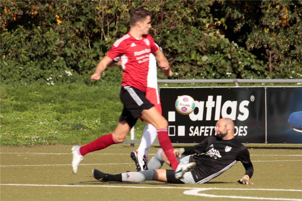 Körne-Coach wütet gegen Schiri: SSV Mühlhausen profitiert von Ampelkarte und dreht das Spiel Stephen Hutmacher wird in dieser Szene klar getroffen. Der Schiedsrichter entschied sich gegen einen Elfmeter.