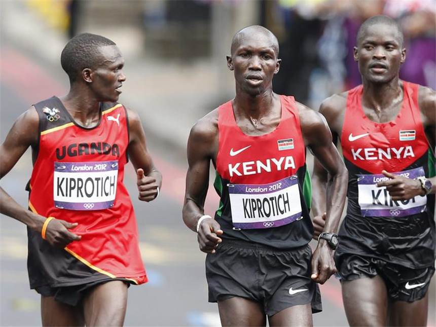 Kiprotich feiert Marathon-Gold für Uganda Stephen Kiprotich schaut sich vor seinem Antritt die Kenianer Kiprui und Kiprotich genau an. Foto: Ian Langsdon