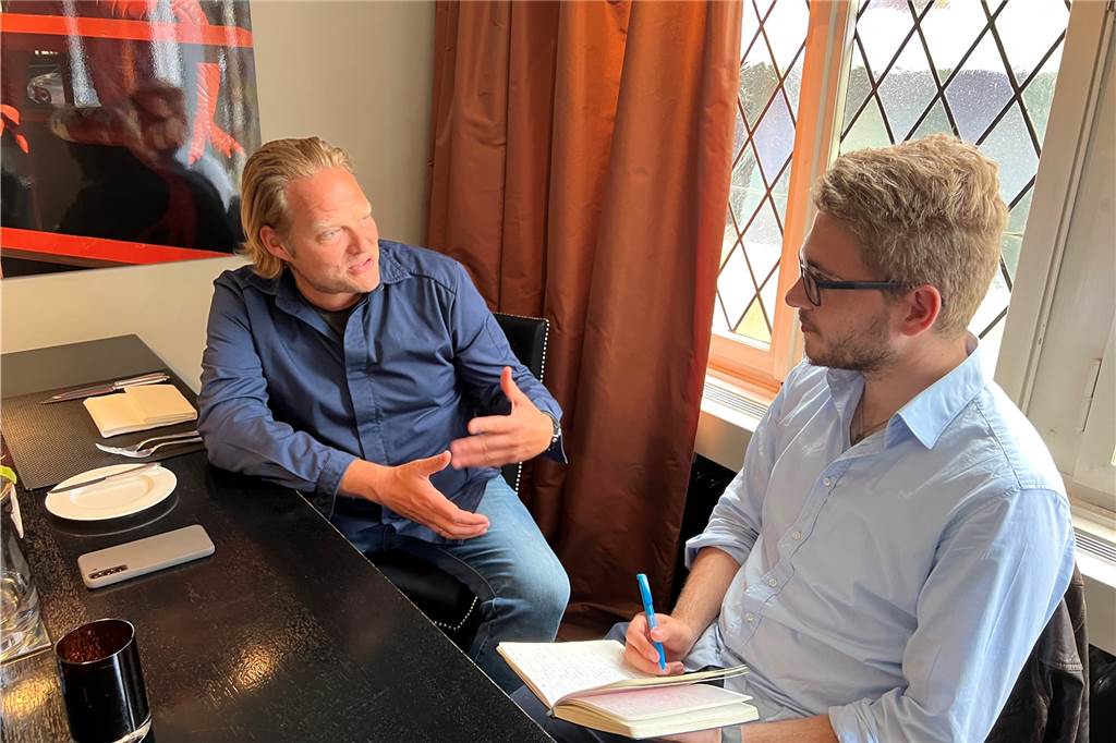 Ausbildung bei Sternekoch Björn Freitag: „Möchte Charaktermenschen“ Sternekoch Björn Freitag (links) im Gespräch mit Reporter Julian Preuß