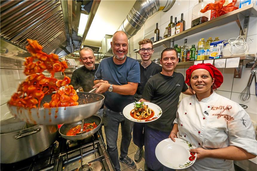Sternekoch Frank Rosin (2.v.l.) hilft Inhaber Alberto Bianco (2.v.r.) in seiner Sendung „Rosins Restaurants“ dabei, seine Trattoria „Nonna Concetta“ wieder auf Trab zu bringen.