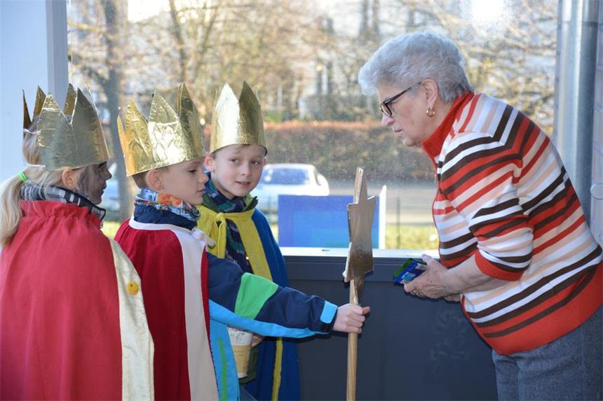 Sternsinger in Selm sammeln für Menschen in Kenia Sternsinger wie Amelie, Lenny und Jan zogen am Samstag durch die Stadt.