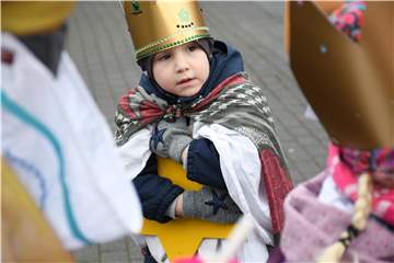 Sternsinger ziehen 2022 in Selm wieder von Haus zu Haus - unter Corona-Auflagen.