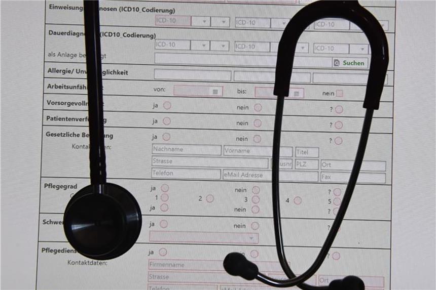 Verband geht Verdacht auf Diebstahl von Klinik-Daten nach Stethoskop vor einer digitalen Patientenakte. Möglicherweise sind sensible Daten von Patienten aus Krankenhäusern gestohlen worden. Foto: Stefan Sauer