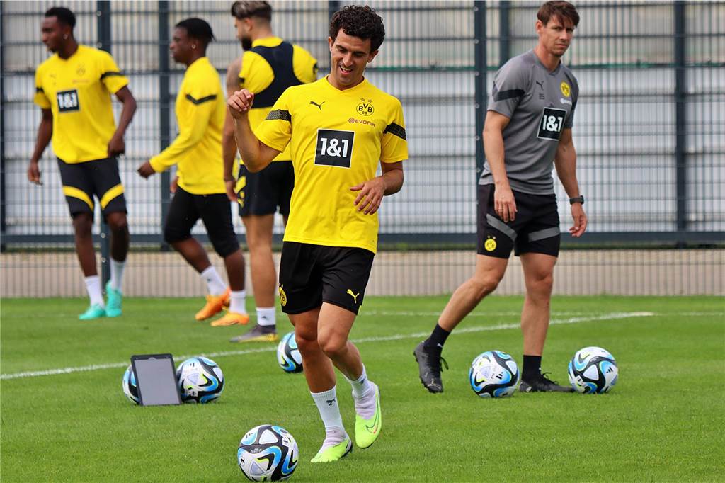 Mateu Morey startet einen letzten Comeback-Versuch beim BVB: Ist sein Knie stabil genug? Mateu Morey läuft mit dem Ball.