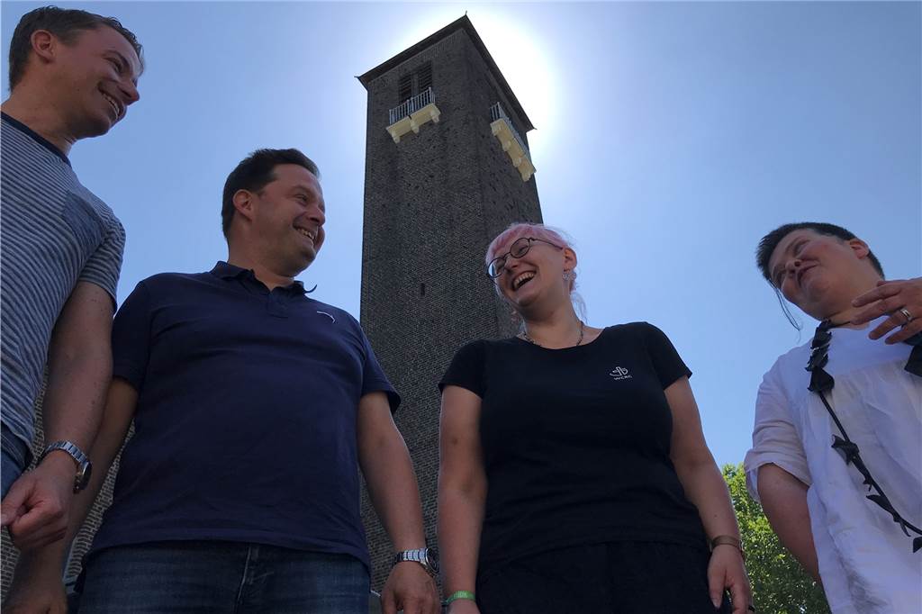 Evangelische Kirchengemeinden vereinigen sich zu einer - Eine alte Kirche wird aufgegeben Steuern in eine gemeinsame Zukunft unter dem Kirchturm: Die evangelischen Pfarrer Dominik Kemper, Sven Teschner, Nina Ciesielski und Claudia Reifenberger (v.l.) sind Teil einer bis zum 1.1.2020 vereinigten Kirchengemeinde im Norden Castrop-Rauxels. Hier stehen sie unter der zentralen Kirche der neuen Gemeinde, der Christuskirche an der Ickerner Straße nebst Lutherhaus, dem zentralen Gemeindezentrum.