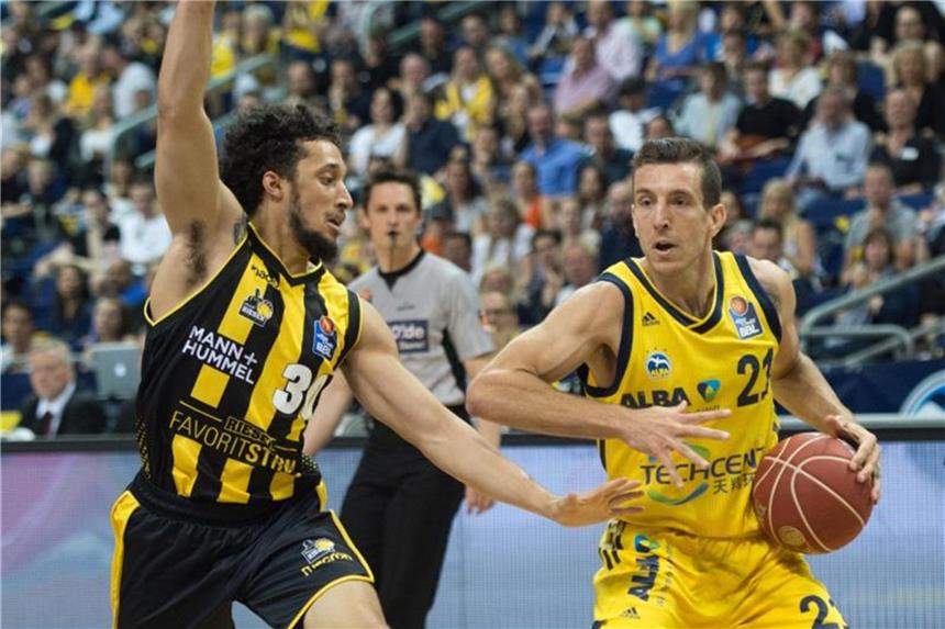 ALBA Berlin nach klarem Sieg in Ludwigsburg auf Finalkurs Steuerte 17 Punkte zum ALBA-Sieg in Ludwigsburg bei: Spencer Butterfield (r). Foto: Annegret Hilse