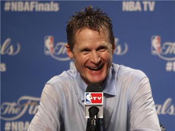 Steve Kerr gelingt in seinem ersten Trainerjahr der Griff nach dem Titel. Foto: David Maxwell