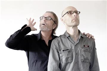 Steve Kilbey und Martin Kennedy werfen einen Blick ins All. Foto: Golden Robot Records