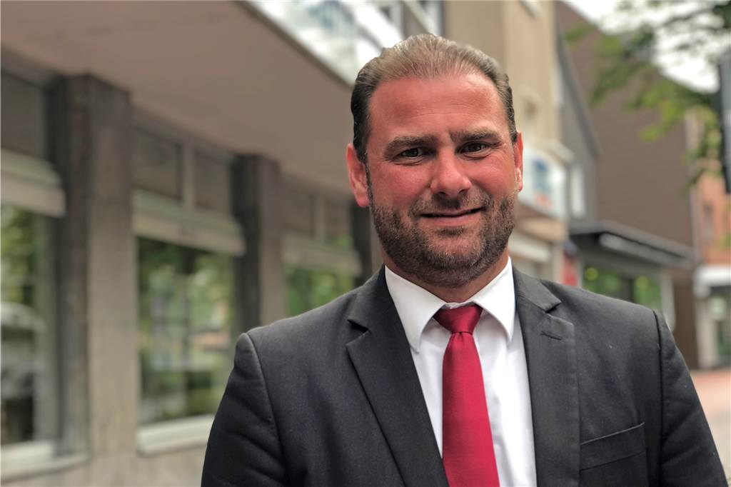 Früher Meisterspieler beim BVB, heute Immobilienberater Steve Kozole arbeitet heute als Immobilienberater. In seiner A-Junioren-Zeit stand er vor der Wahl zwischen der Ausbildung und einer möglichen Fußballkarriere.