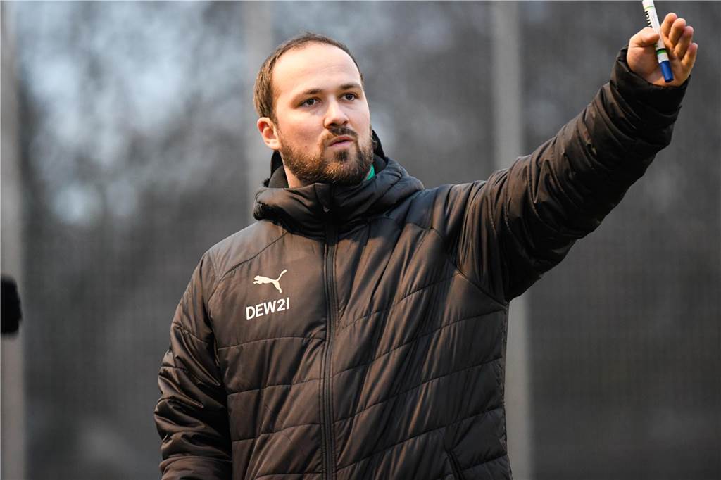 Neue Gesichter bilden den Vorstand des VfB Lünen Steven Koch hält einen Stift in seiner linken Hand und streckt den Arm aus.