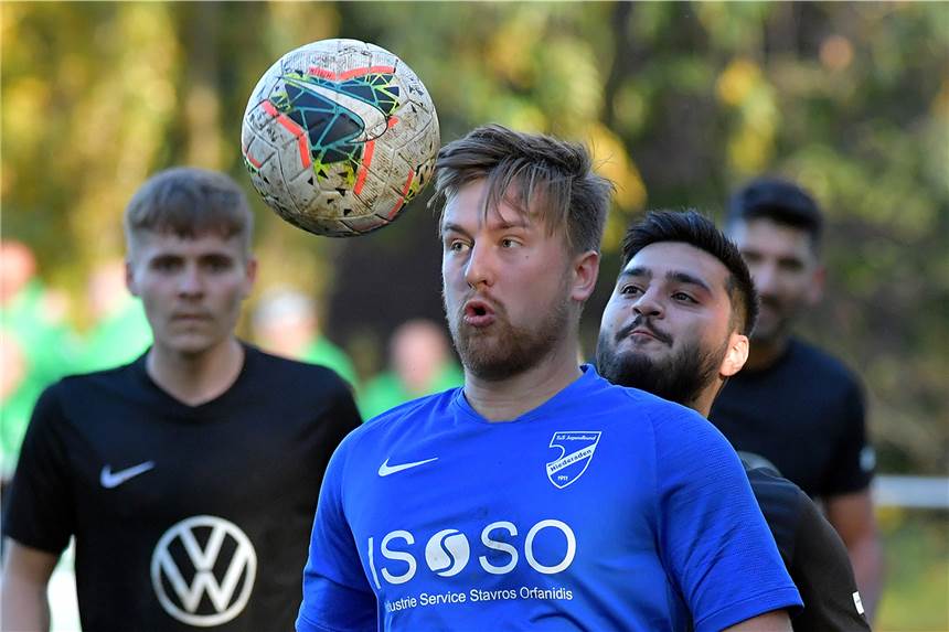 Niederaden siegt im Derby - Florian Hans wird zum Matchwinner Steven Koczy und der TuS Niederaden gewannen gegen Oberaden II.
