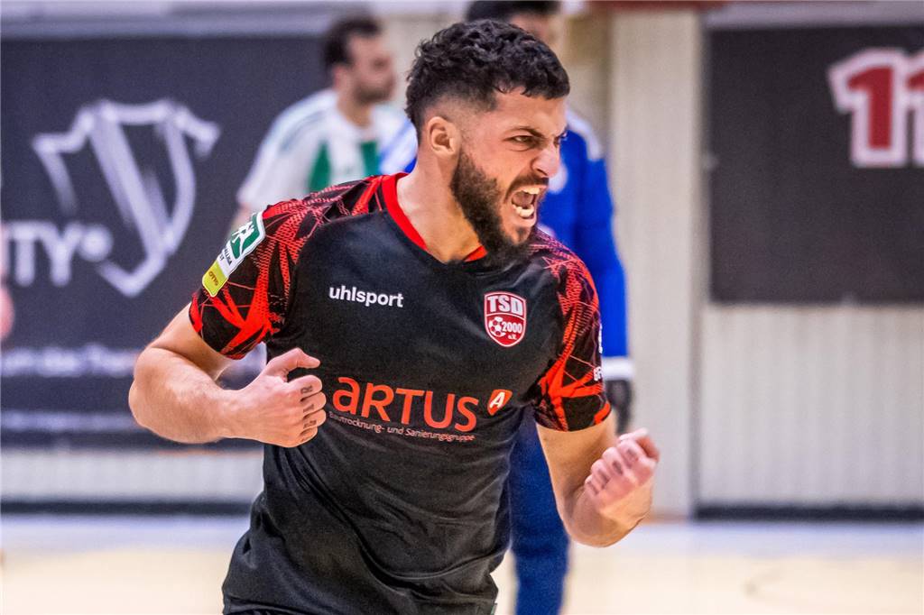 Hitzige Atmosphäre in der Halle Wellinghofen: Favoriten setzen sich am Ende durch Steven Kodra erzielte das entscheidende Tor gegen den BSV Schüren.