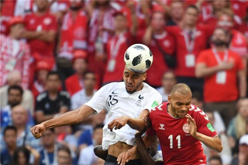 Rom verpflichtet Weltmeister Nzonzi für 26,7 Millionen Euro Steven Nzonzi (l) bei der WM im Kopfballduell mit dem Dänen Martin Braithwaite. Foto: Federico Gambarini