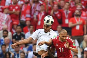 Steven Nzonzi (l) bei der WM im Kopfballduell mit dem Dänen Martin Braithwaite. Foto: Federico Gambarini