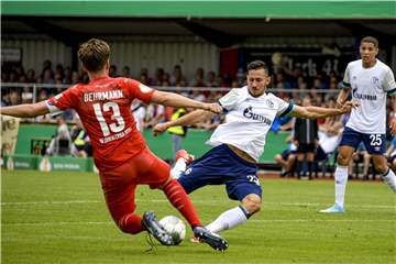 Steven Skrzybski (Mitte) wird für ein halbes Jahr an Fortuna Düsseldorf ausgeliehen.