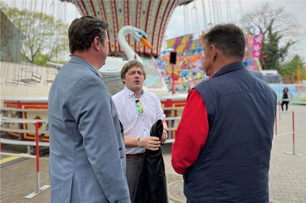 Die bunte Kirmes, die positive Bilanz und was der schlimme Vorfall auslöst Steven Wels (M.) im Gespräch mit Bürgermeister Rajko Kravanja (l.) und Schausteller-Sprecher Richard Abendroth bei der Eröffnung der Castroper Frühjahrskirmes 2022.