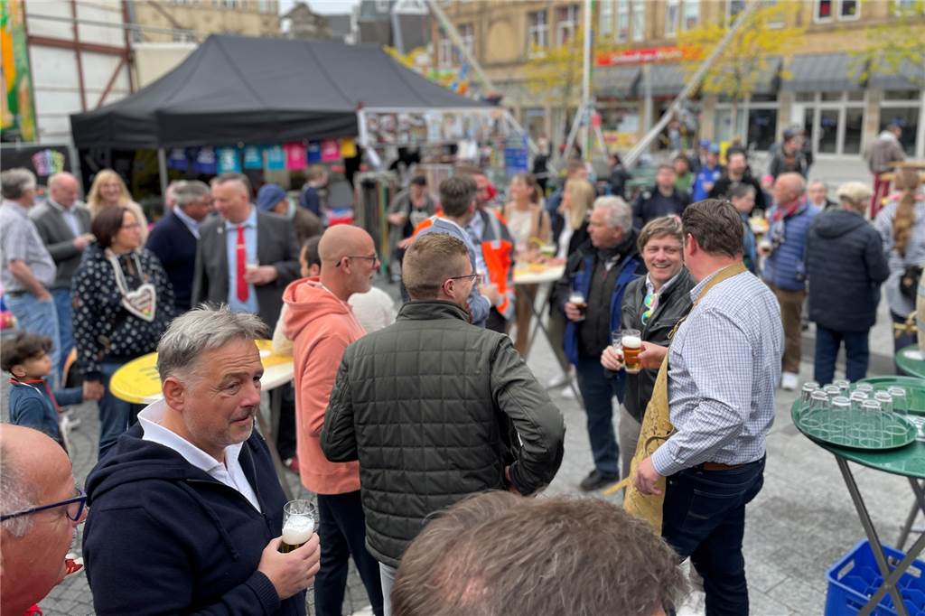 Castroper Frühjahrskirmes eröffnet: Es wirkt wie ein Ende der Pandemie Steven Wels stößt auf ein Bierchen an mit Bürgermeister Rajko Kravanja, Max Zimmer, Jens Reiter, Schausteller Frank Philipp, einigen Vertretern aus der Politik und vom EUV.