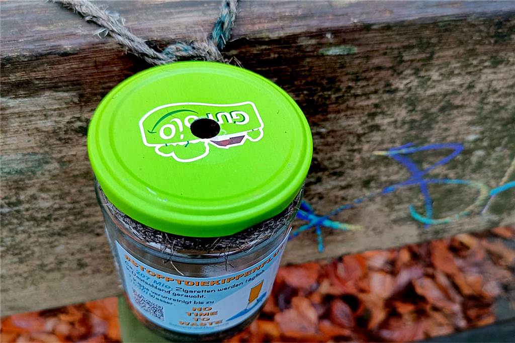 Tolle Umwelt-Idee: Wer hat die Kippengläser im Schwerter Wald aufgehängt? Stilecht aus Gläsern aus dem Bio-Sortiment von Aldi sind die Sammler für die Zigarettenkippen gebastelt. Das Einwurfloch ist sauber in den Blechdeckel gebohrt.