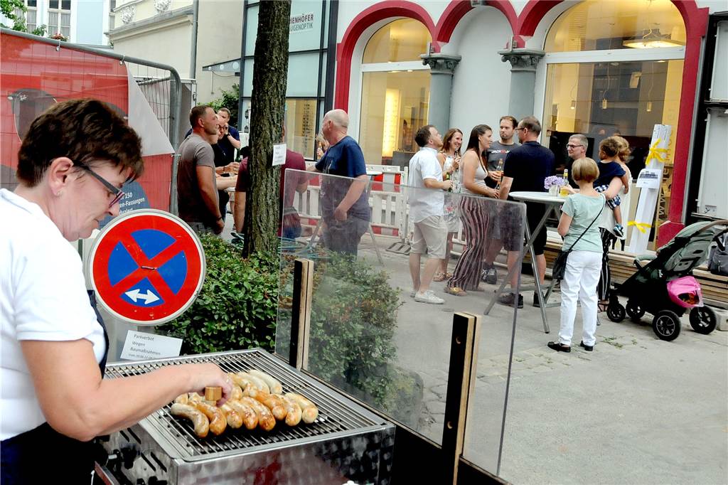 Richtfest bei Augenoptik Rienhöfer: Termin für Eröffnung kommt in Sicht Stilecht mit Bratwurst von Lewe und Schwerter Senf wurde bei Augenoptik Rienhöfer an der Kleppingstraße Richtfest für den Erweiterungsbau gefeiert.