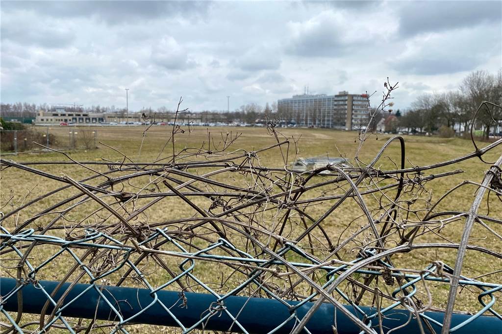 Günstige Wohnungen: Grüne und CDU setzen Verwaltung unter Druck Still ruht der See: Ursprünglich sollte 2021 auf dem Stadtwerke-Grundstück an der Degging- und der Von-den-Berken-Straße Baubeginn sein.