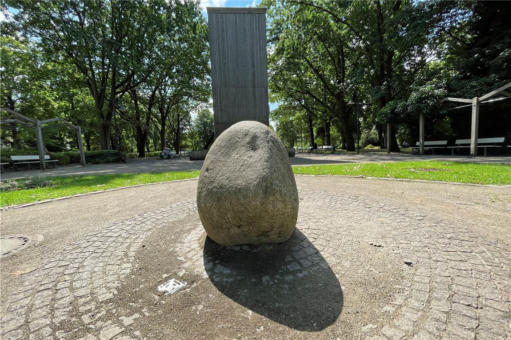Still ruht der Wasserstein - wegen wiederkehrenden Vandalismus hat die Stadt diesen Brunnenstein schon vor Jahren abgeschaltet. Nicht so schlimm, dahinter verschafft die Saline im Sommer Abkühlung.