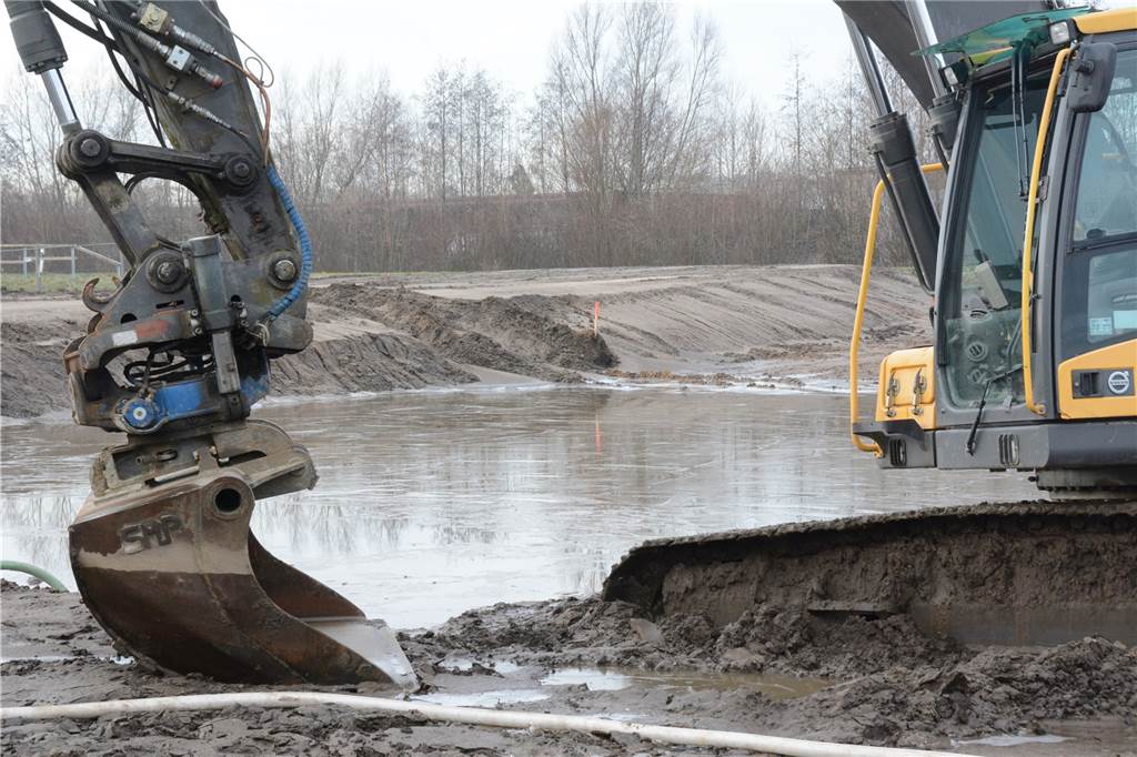 Große Nachfrage nach Gewerbeflächen stellt Stadt Olfen vor ein Problem "Still ruht noch der See" - auf dieser bereits abgeschobenen Fläche entsteht ein neues großes Fahrradgeschäft.