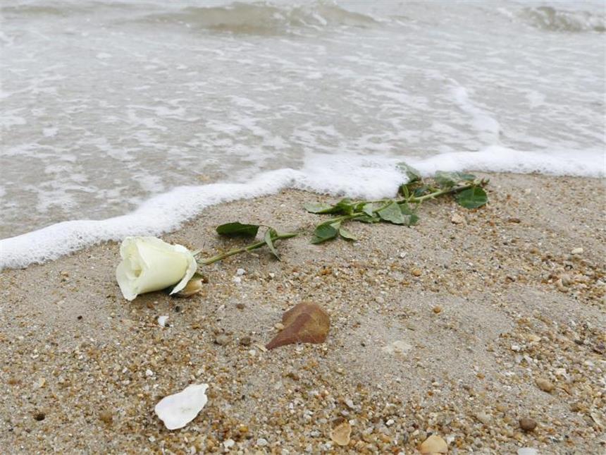 Gebete und Tränen: Die Welt gedenkt der Tsunami-Opfer Stille Trauer: Eine weiße Rose als letzter Gruß. Foto: Narong Sangnak