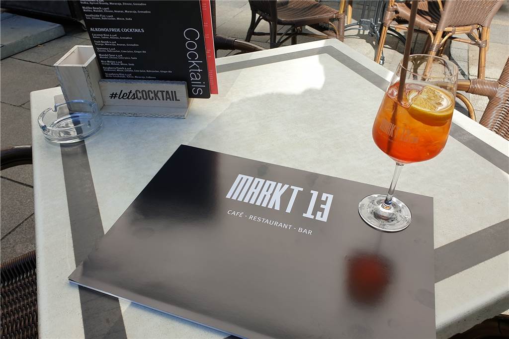 „Markt 13“ löst den „Thüringer“ am Alten Markt ab: „Wir wollen wieder Schwung reinkriegen“ Stillleben à la „Martk 13“: Eine große Auswahl an Cocktails und mehr finden sich auf der Getränke- und Speisekarte.