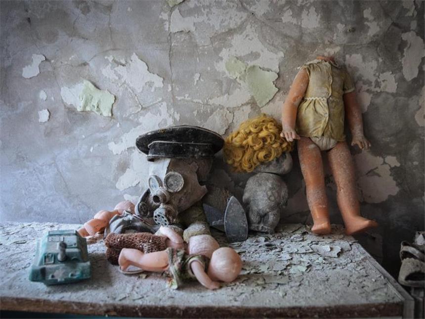 «Ernste Lehre für die Menschheit»: Gedenken an Tschernobyl Stillleben aus der Todeszone: Spielsachen und eine Gasmaske in einem längst verlassenen Kindergarten der Stadt Pripyat. Foto: Roman Pilipey