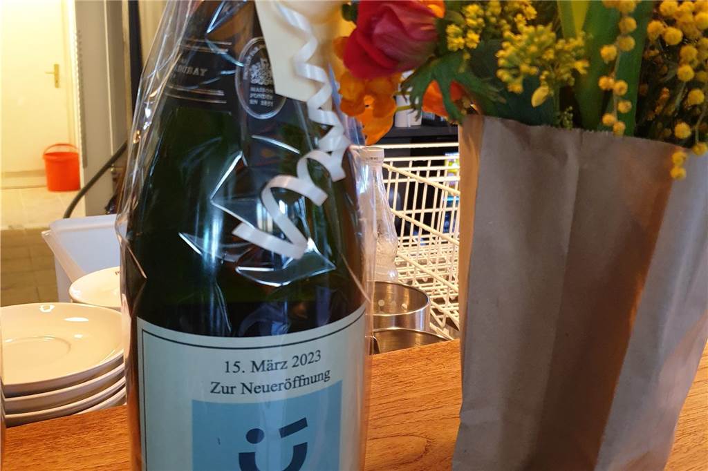 Till und Felix Feldkampf eröffnen „Hexenkessel“-Nachfolger Stillleben aus feierlichen Anlass: Sekt und Blumenstrauß zur brüderlich-Eröffnung